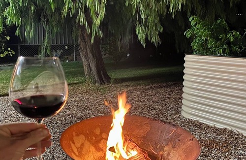 Bremer House | Sunflower Cottage - Stunning Lake Views! Bottle of wine included