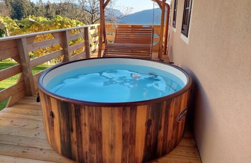 Paka House | Sunflower House with Jacuzzy and Sauna