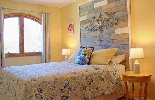 Charlevoix Bed & Breakfast | Sunflower Inn - Zinnia Room