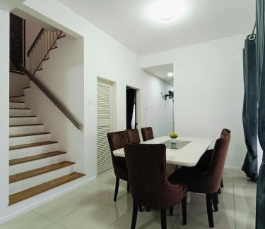 Hulu Langat Ski Chalet | Sungai Long Guesthouse