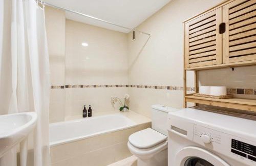 La Goleta Apartment | Sunlit apartment "Casa Bonita" with free parking