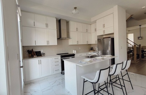 York Regional Municipality House | Sunlit Brand-New Home: Comfort & Convenience for Families