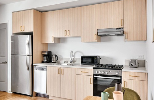 Palms Apartment | Sunlit Culver City 1BR w/Gym & Roof Lounge, Walkable Area, by Blueground