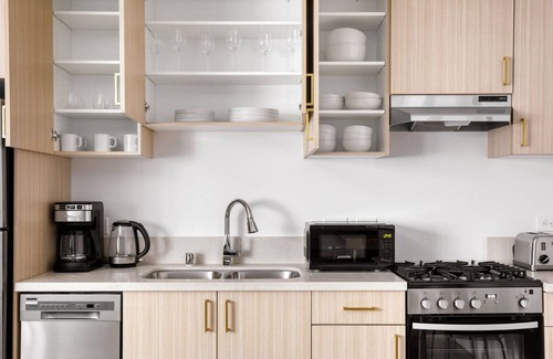 Palms Apartment | Sunlit Culver City 1BR w/Gym & Roof Lounge, Walkable Area, by Blueground