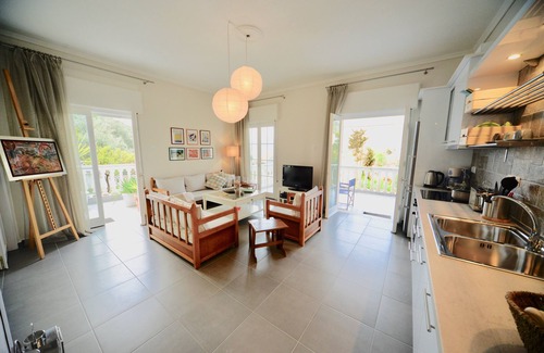 Palaio Tsifliki Apartment | Sunlit, newly renovated apartment with 20sqm balcony and sea view