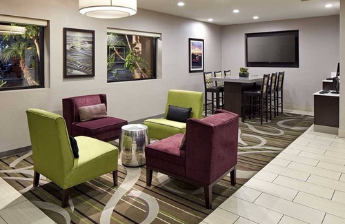Mission Valley Hotel | Sunlit San Diego Retreat w/Pool - Your Relaxation Spot, 3 Rooms