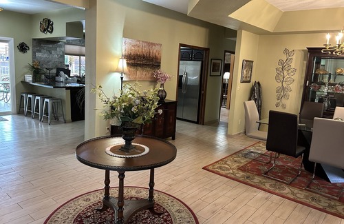 Paradise House | Sunlit Villa - Sophisticated, Luxurious, Elegant, minutes from the Strip