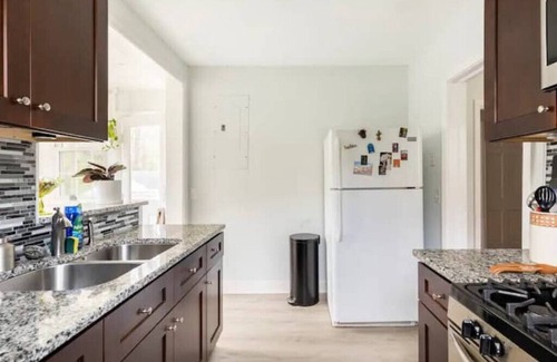 Belvedere Park House | Sunny 2 bedroom cottage minutes from downtown!