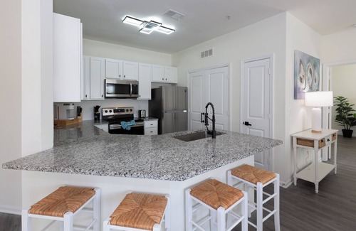 Goose Creek Apartment | Sunny 2BR Resort Apt Over Pool 20 min to Downtown