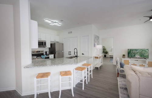 Goose Creek Apartment | Sunny 2BR Resort Apt Over Pool 20 min to Downtown