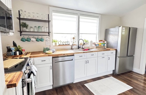 Sanford House | Sunny 5-bedroom Family Central Florida Getaway - AC, WiFi & Private Garden