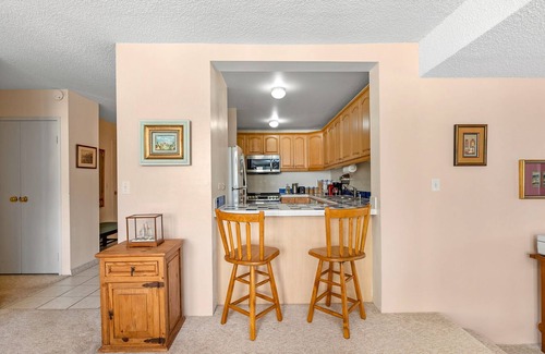 Hawaii Kai Condo | Sunny, 9th-floor condo with 3 pools, water slide, hot tub, putting green, saunas