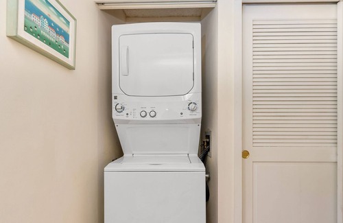 Hawaii Kai Condo | Sunny, 9th-floor condo with 3 pools, water slide, hot tub, putting green, saunas