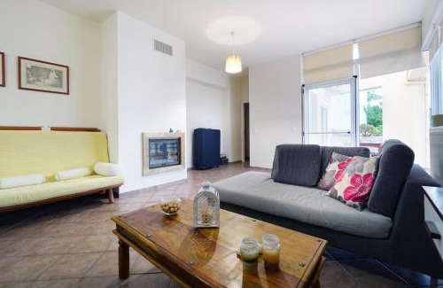 Makrys Tichos Apartment | Sunny Apartment