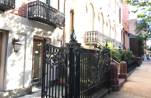 Mount Vernon Apartment | Sunny Apt Near Hopkins Shuttle, UMMC & Peabody Conservatory JHU - 4 min Walk