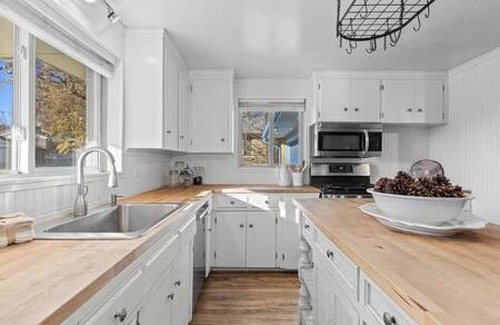 Scenic Heights House | Sunny Beach House of Olde Town Arvada