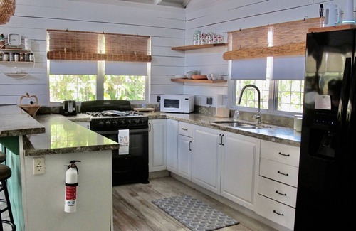 Surfside House | Sunny Bungalow, 3 Bedroom-Beachfront-Private Pool