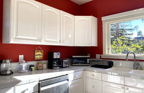 Upper East House | Sunny Bungalow with Sky View Terrace steps to Cafes, Theatre, Music