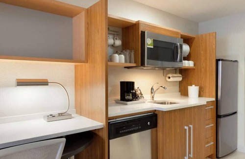 Florida City Hotel | Sunny City Escape: Kitchen, Pool, Parking! Close to Homestead Town Square!