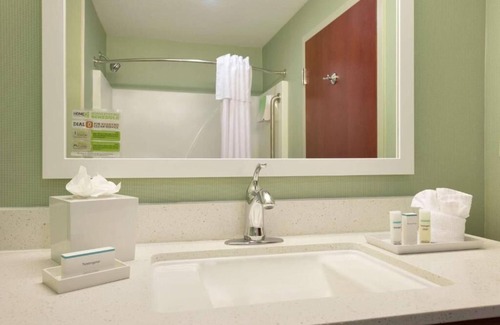 Florida City Hotel | Sunny City Escape: Kitchen, Pool, Parking! Close to Homestead Town Square!