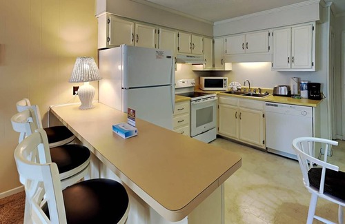 Myrtle Beach Condo | Sunny Condo with Private Balcony Outdoor Pool