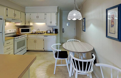 Myrtle Beach Condo | Sunny Condo with Private Balcony Outdoor Pool