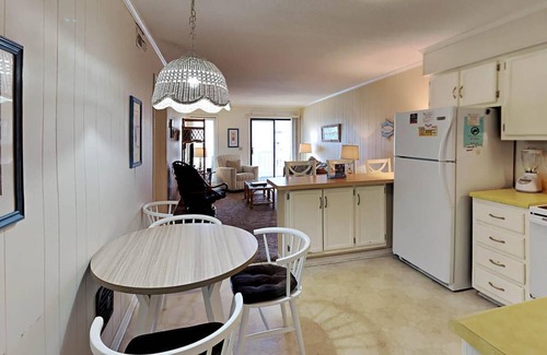 Myrtle Beach Condo | Sunny Condo with Private Balcony Outdoor Pool
