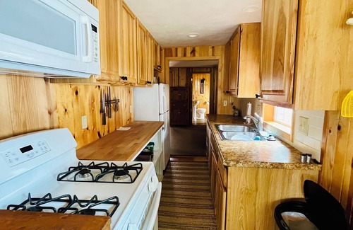 Shawano House | Sunny Cottage - real cabin feel- pets welcome!