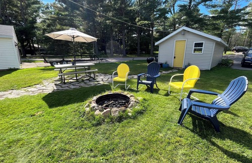 Shawano House | Sunny Cottage - real cabin feel- pets welcome!