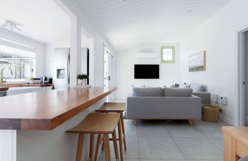Launceston CBD Apartment | Sunny Cottage Retreat Close to Town Delights