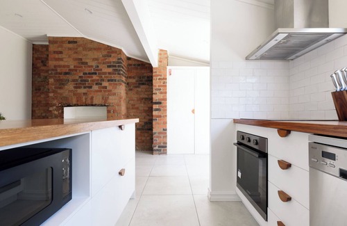 Launceston CBD Apartment | Sunny Cottage Retreat Close to Town Delights