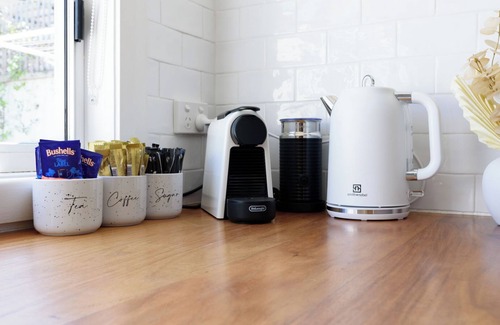 Launceston CBD Apartment | Sunny Cottage Retreat Close to Town Delights