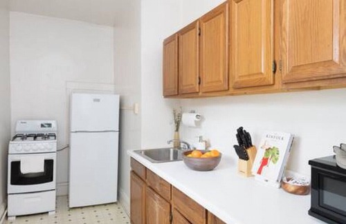 Milwaukee Apartment | Sunny East Side Vintage Studio Apartment
