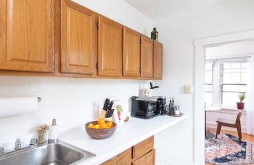 Milwaukee Apartment | Sunny East Side Vintage Studio Apartment