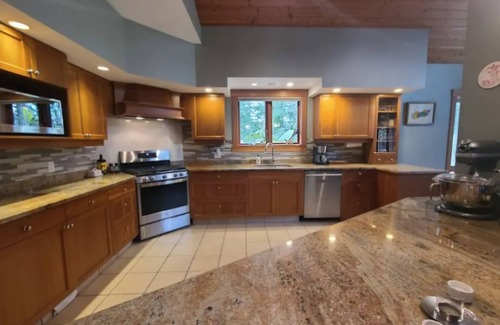 Salt Spring Island House | Sunny Executive Home w/Private Hot Tub! Sleeps 8! Central Location.