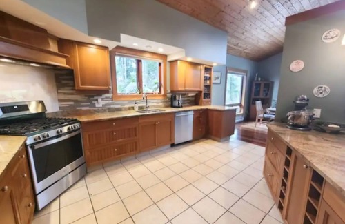 Salt Spring Island House | Sunny Executive Home w/Private Hot Tub! Sleeps 8! Central Location.