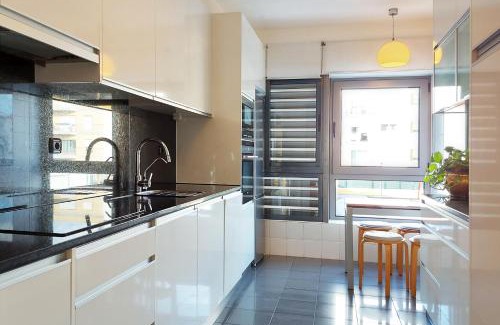 Queijas Apartment | Sunny Flat Lisbon Oeiras