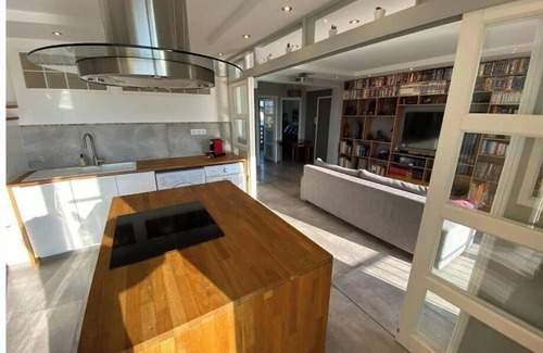 Les Gondoles Apartment | Sunny Flat & River Border view, 30min to Paris center