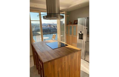 Les Gondoles Apartment | Sunny Flat & River Border view, 30min to Paris center