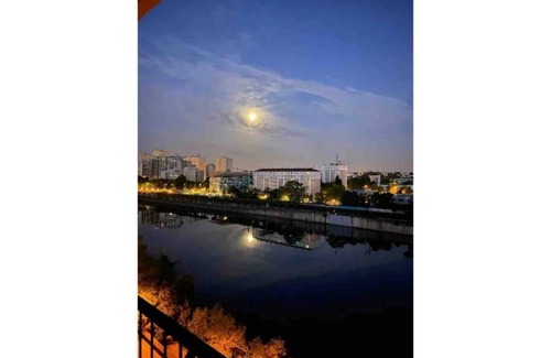 Les Gondoles Apartment | Sunny Flat & River Border view, 30min to Paris center