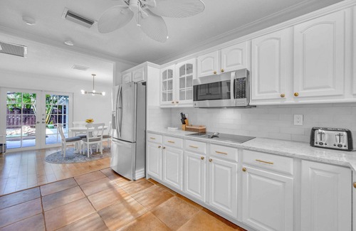 Lighthouse Point House | Sunny Florida Escape: Private Heated Pool, Hot Tub, Putting Green, Beach Nearby!