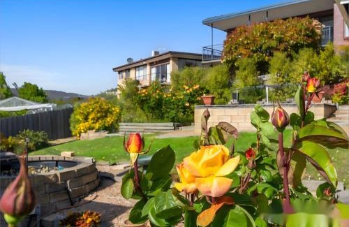 Lenah Valley Villa | Sunny garden house