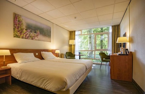 Zon en Schild House | Sunny Garden Oasis with Free Parking, Outdoor Terrace & Nature Walks