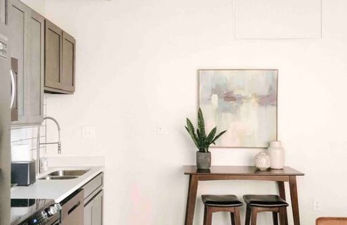 Old City Apartment | Sunny Gay St Loft in Sterchi