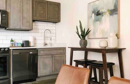 Old City Apartment | Sunny Gay St Loft in Sterchi