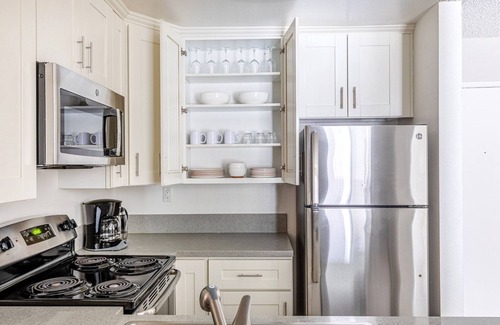 Atwater Village Apartment | Sunny Glendale 1BR w/Gym, Pool, Lounge, walkable location, by Blueground