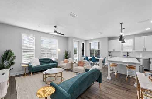 Southside Apartment | Sunny Haven: Chic 2BR/2BA with Pool & Gym