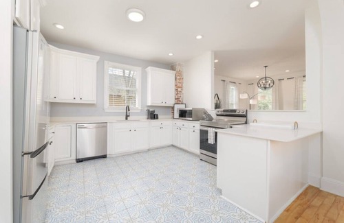 Springfield Apartment | Sunny Historic 2BR | Minutes to Stadium + Main St