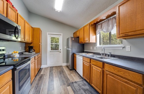 Doctors Inlet House | Sunny Home in a Quiet Neighborhood |Fenced Yard |Pet Friendly |King Suite