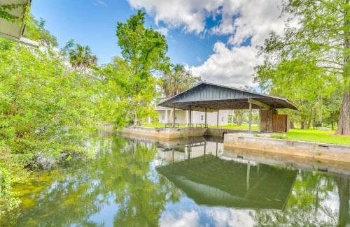 Yankeetown House | Sunny Home in Yankeetown with Lanai and Backyard!